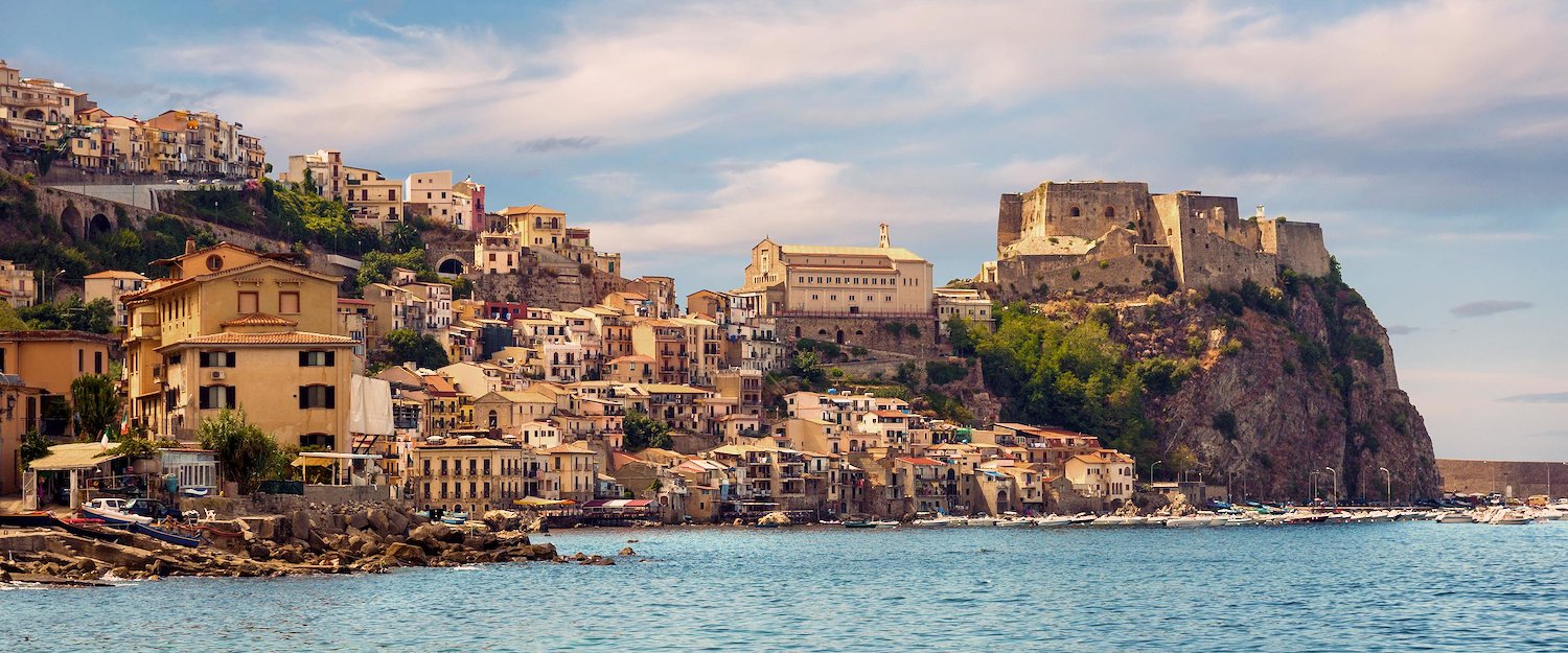Promontorio tipico della bellissima costa calabrese. Promontorio tipico della bellissima costa calabrese.