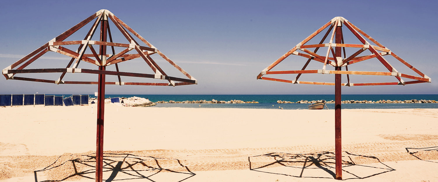 Ombrelloni senz'ombra in spiaggia.