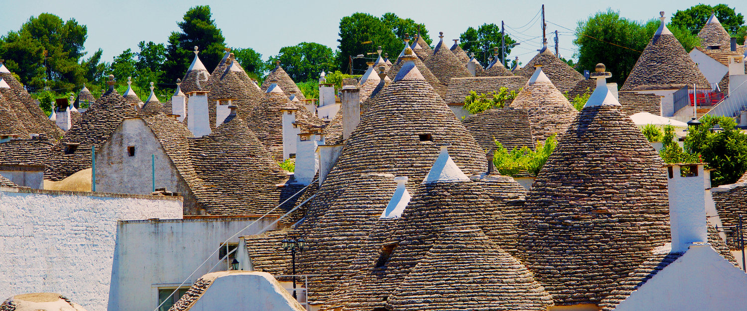 La tipica forma conica dei tetti dei trulli. La tipica forma conica dei tetti dei trulli.