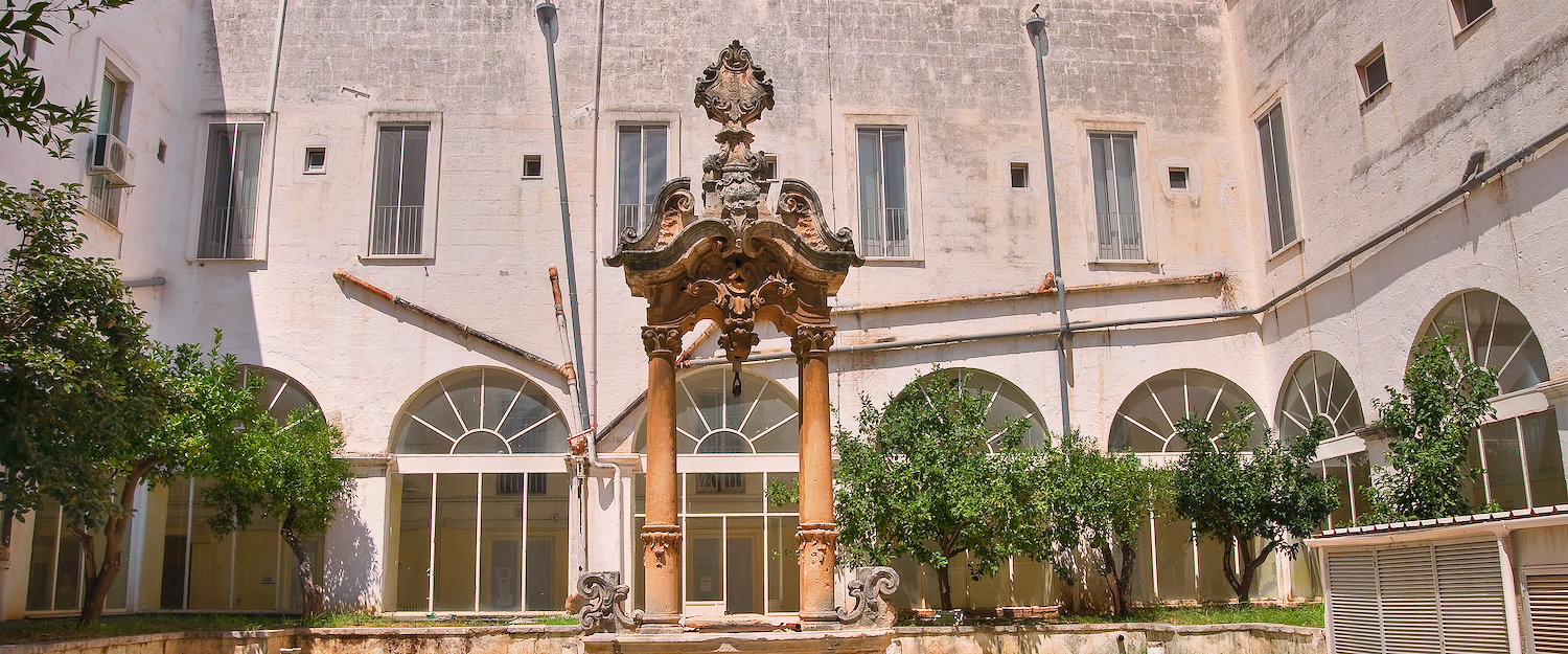 Cortile interno con pozzo.