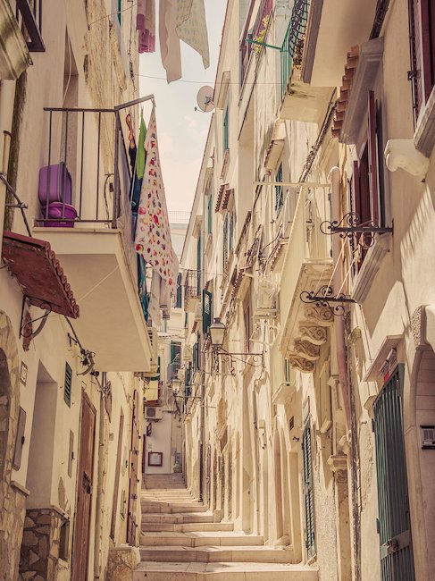 Le bellissime, bianche viuzze di Vieste.