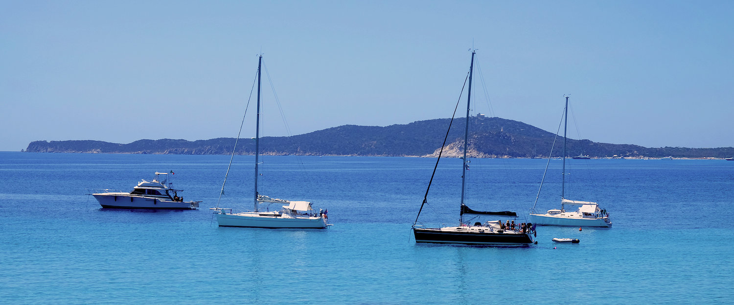 Un mare più blu del cielo.