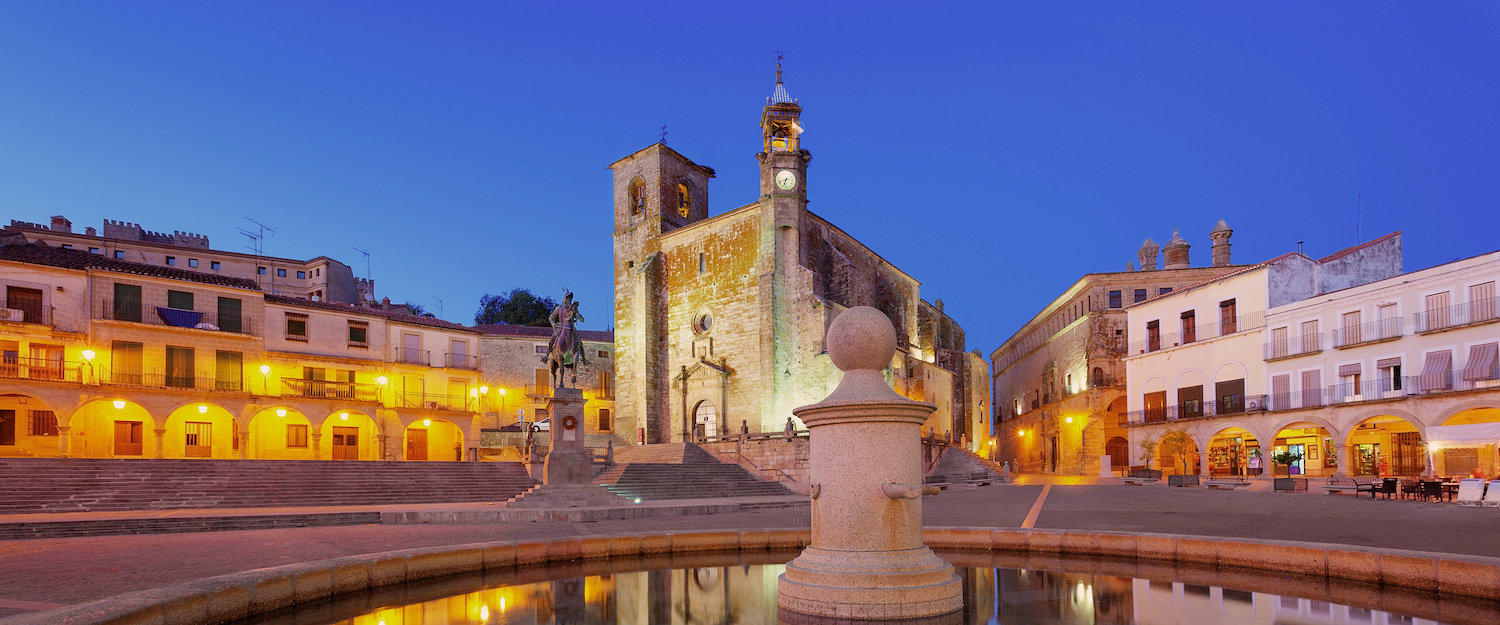 Plaza mayor e iglesia de Trujillo Plaza mayor e iglesia de Trujillo