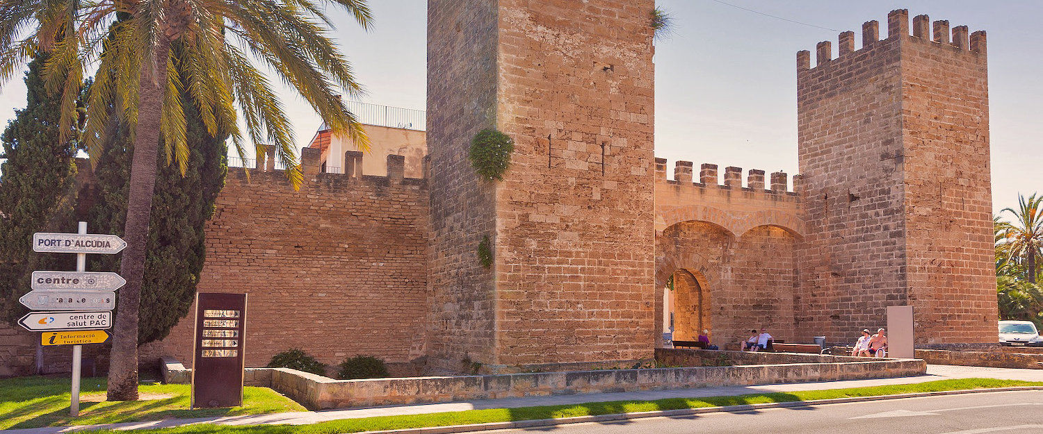 La entrada a la muralla de Alcúdia