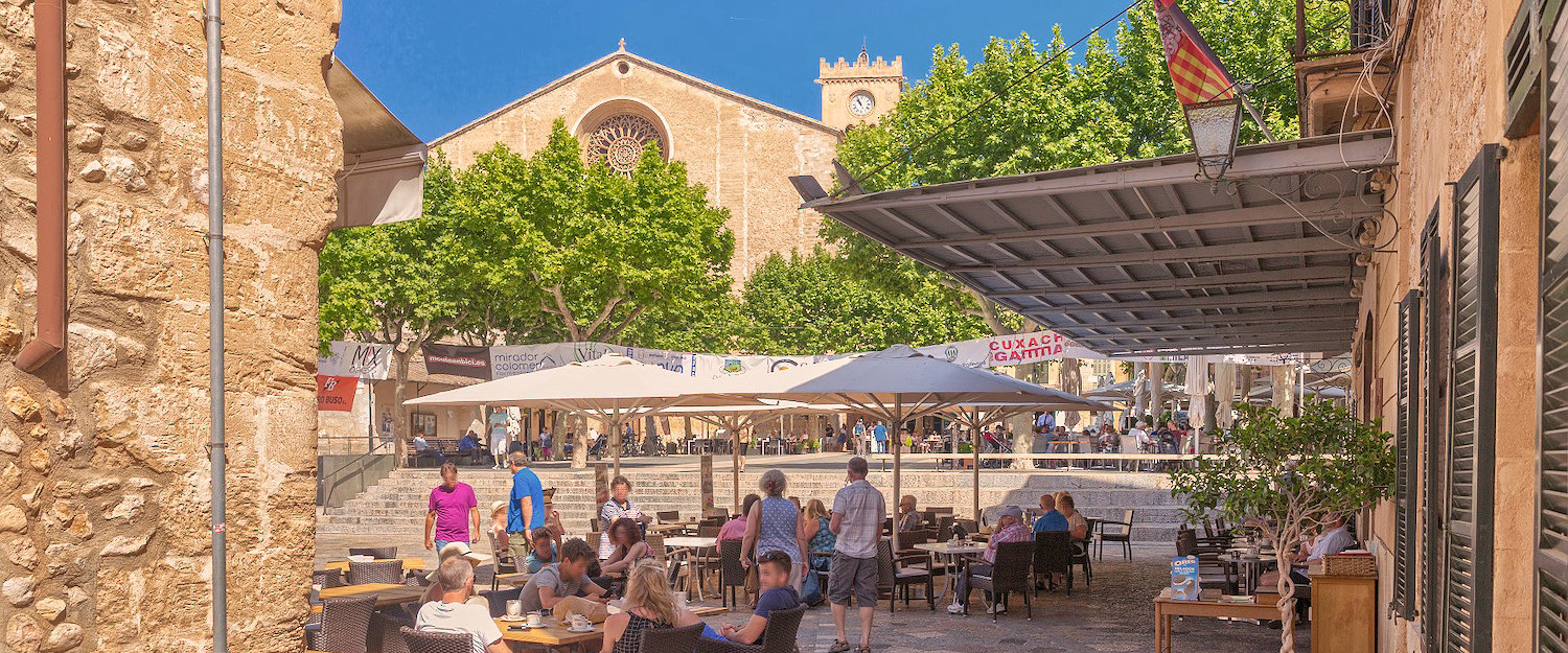 La Plaza Mayor de Pollensa