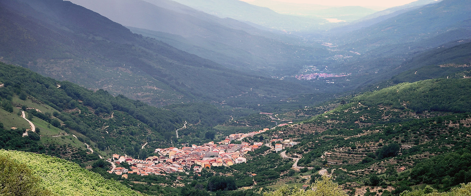 Vista de Jerte y las cordilleras que lo rodean Vista de Jerte y las cordilleras que lo rodean