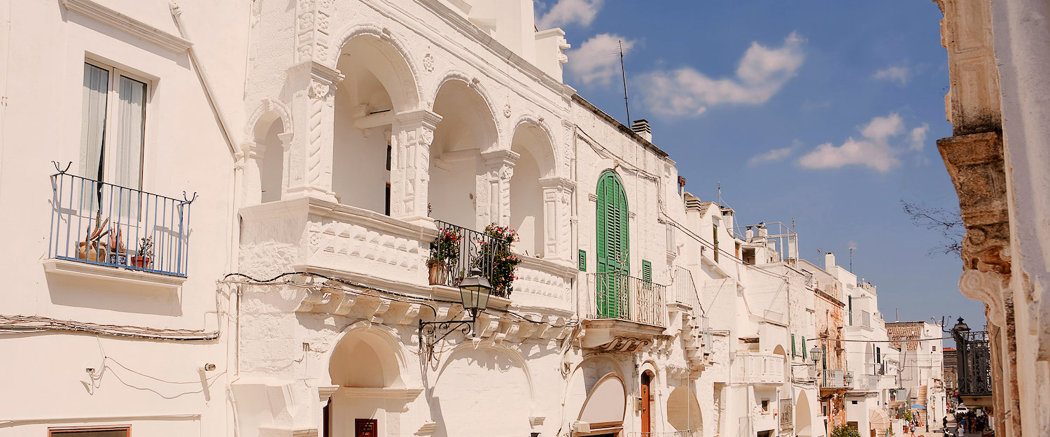 Il bianco delle case, colore caratteristico delle vie della città. Il bianco delle case, colore caratteristico delle vie della città.