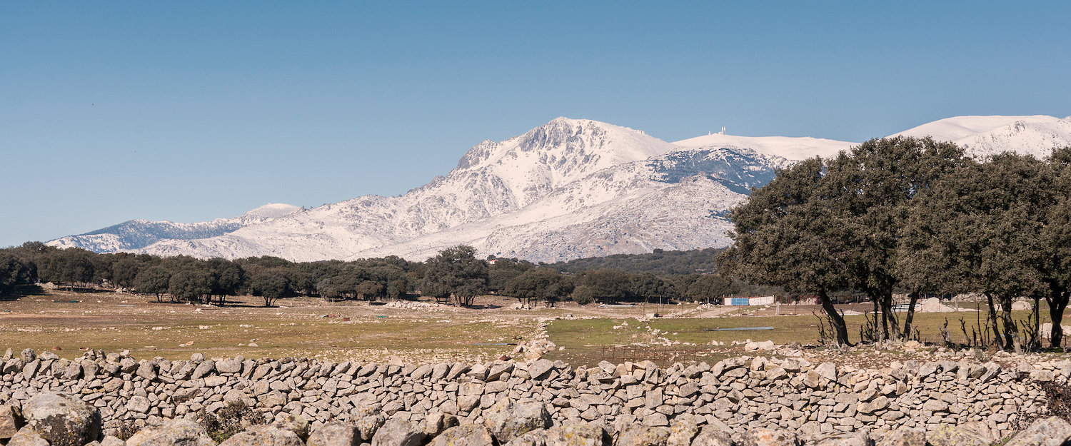 La cordillera nevada junto al campo de Guadarrama