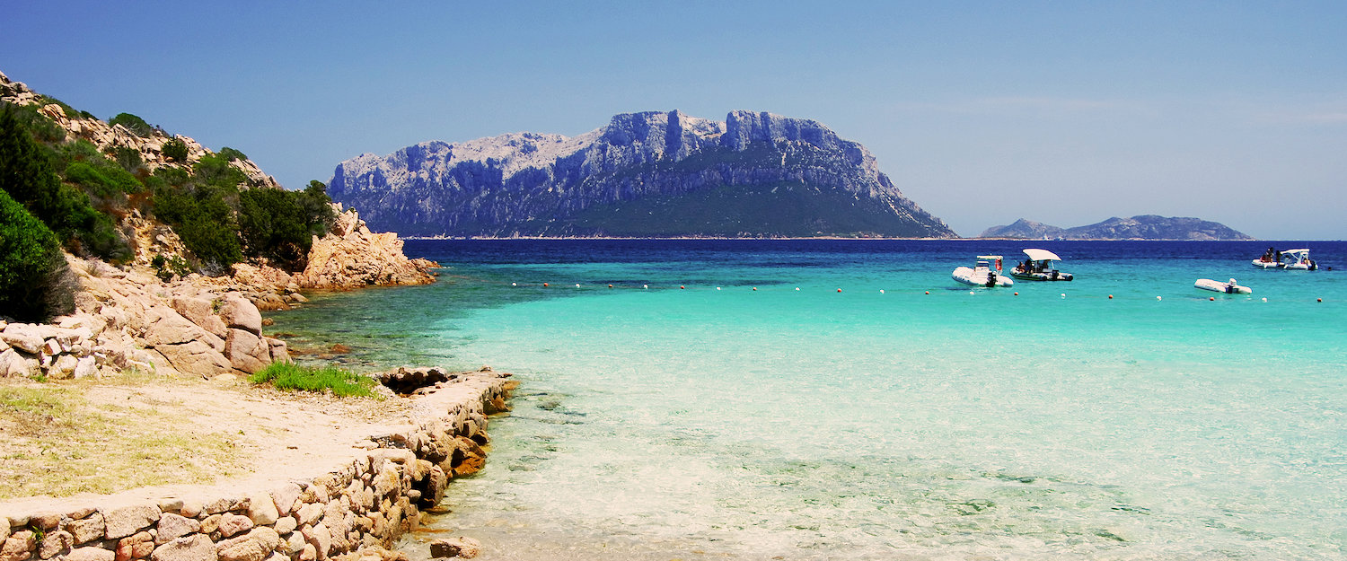 Kristallklare Bucht an der Costa Smeralda Kristallklare Bucht an der Costa Smeralda