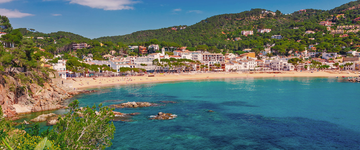 Playa de arena y aguas cristalinas en la bahía de Llafranch