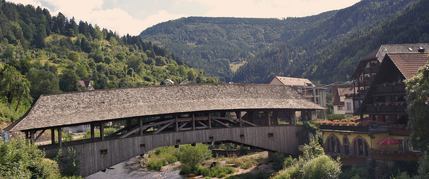 Überdachte Holzbrücke im Schwarzwald