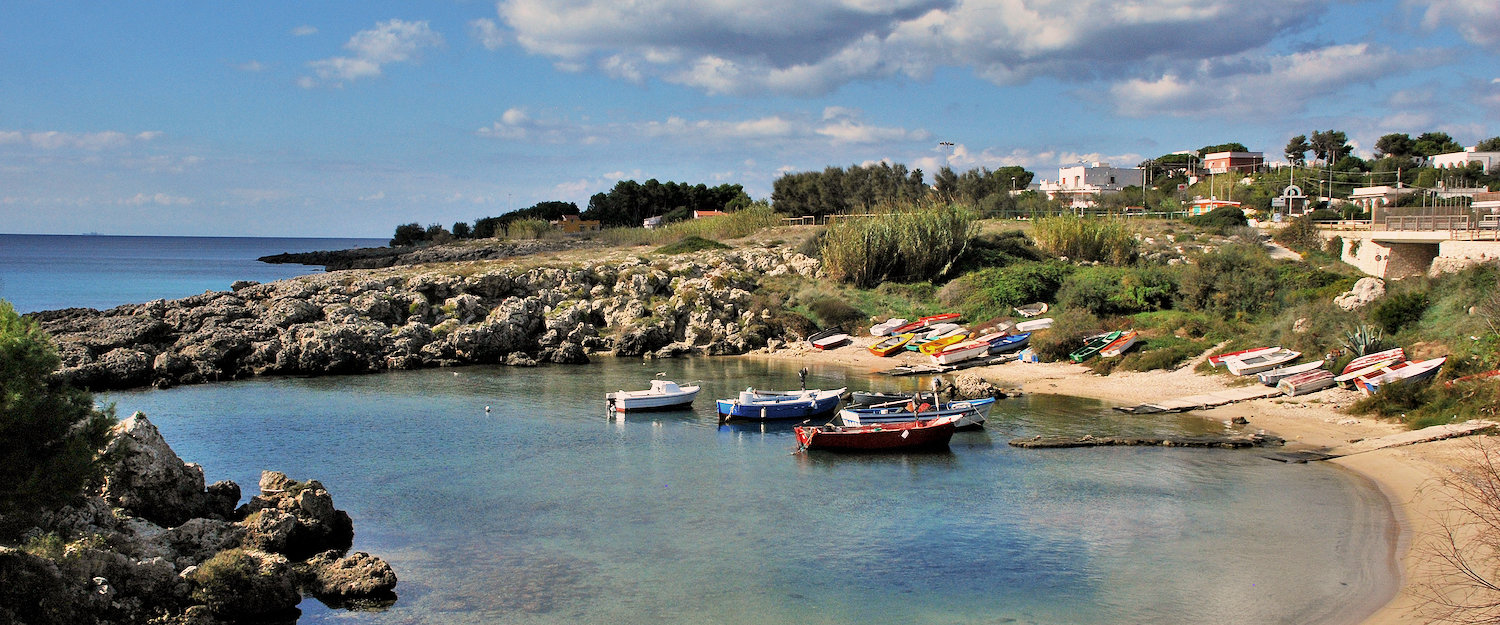 Barche attraccate in una caletta deserta.