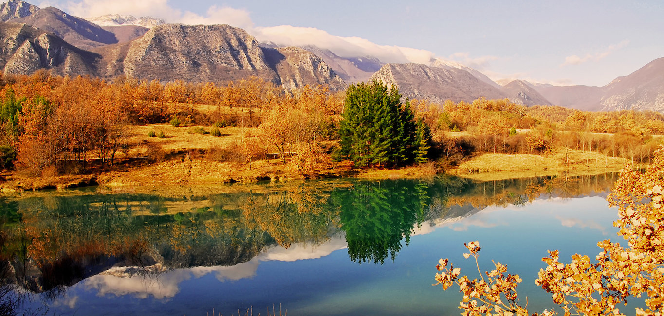 Lago di Castel San Vincenzo in autunno.