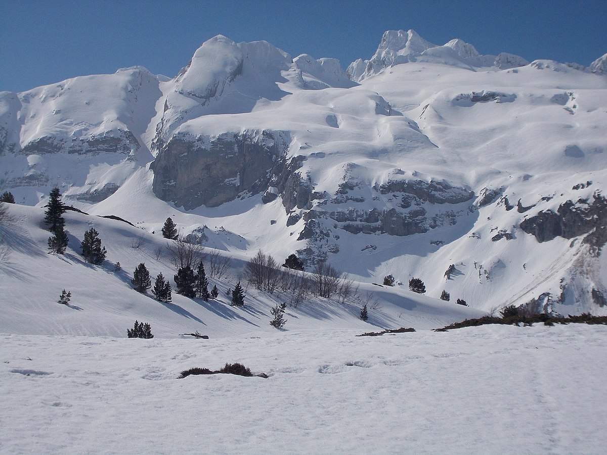 1200px-Montanyas_Candanchú_3