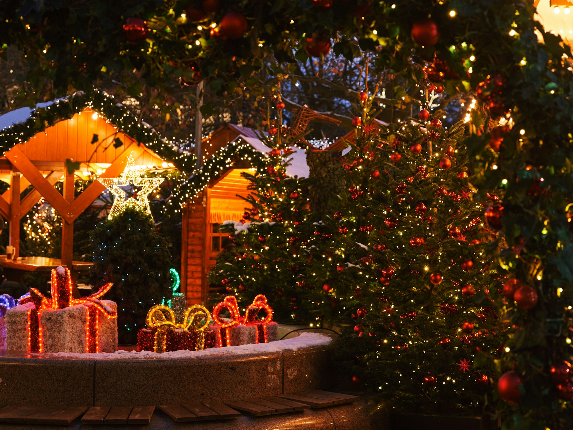 roberta sant anna via unsplash Geschmückter Weihnachtsbaum auf Weihnachtsmarkt