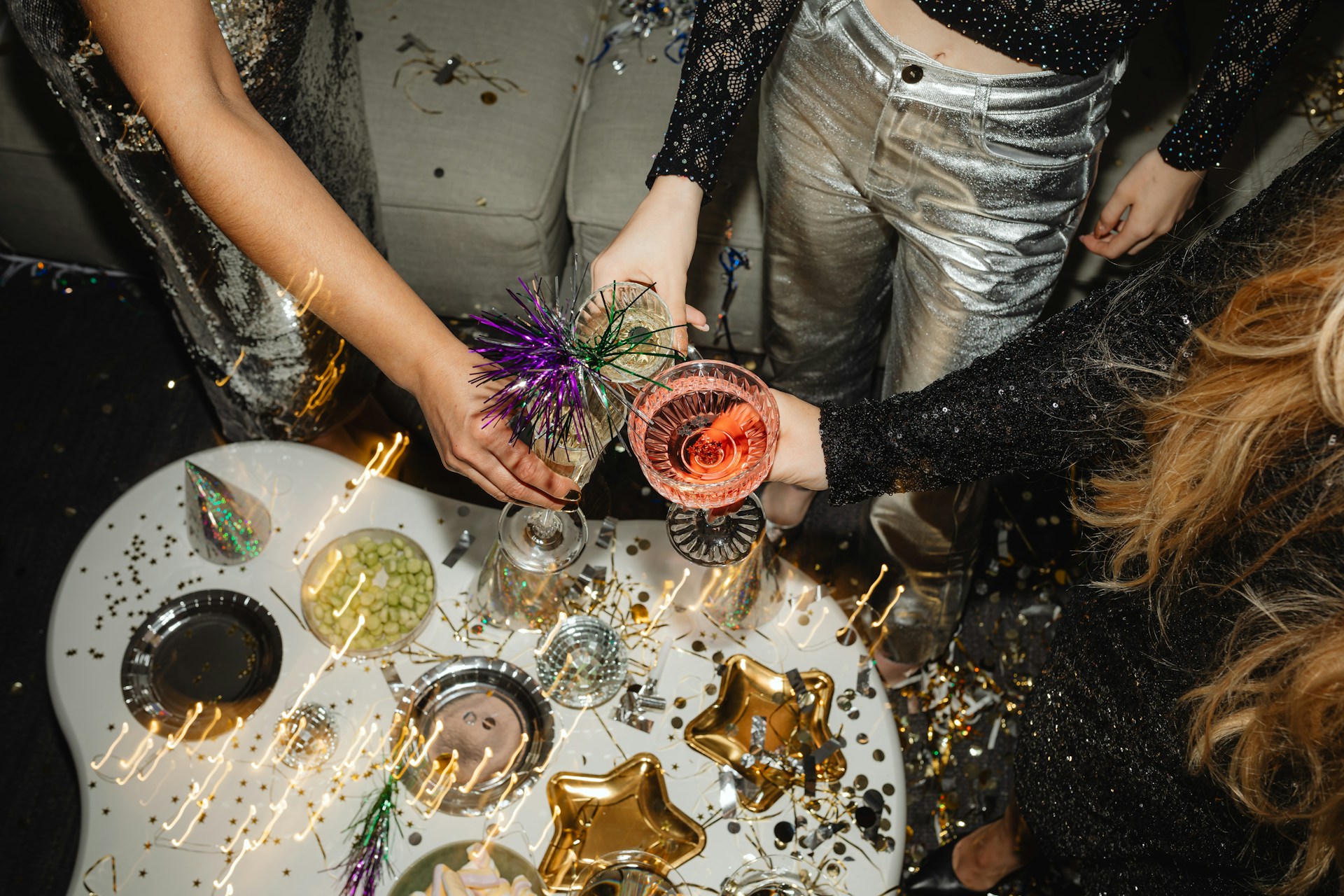 3 Leute, die miteinander anstoßen