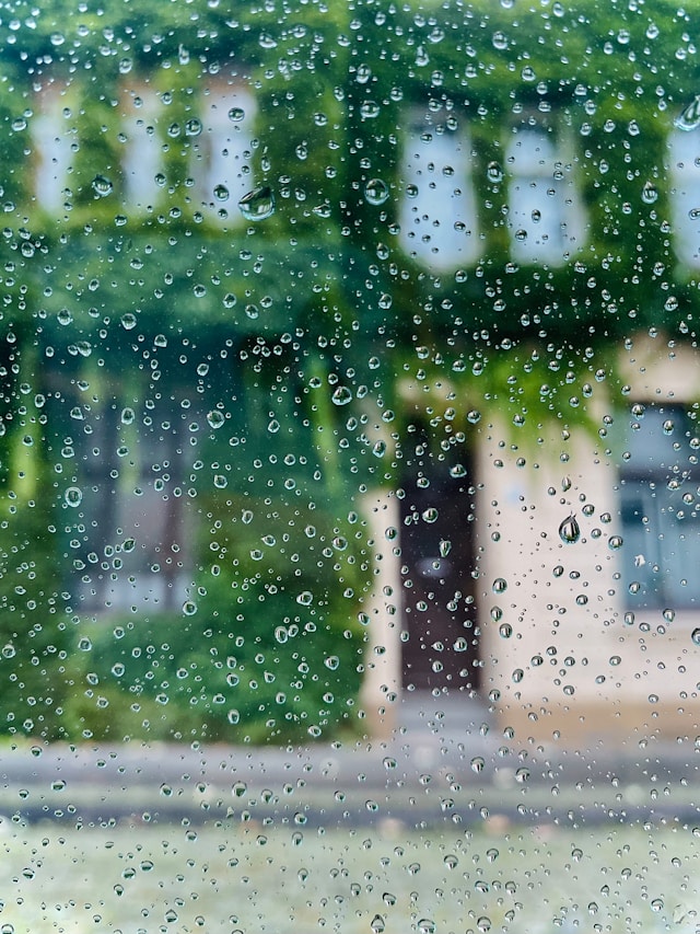 Pluie depuis la fenêtre d'une maison de vacances