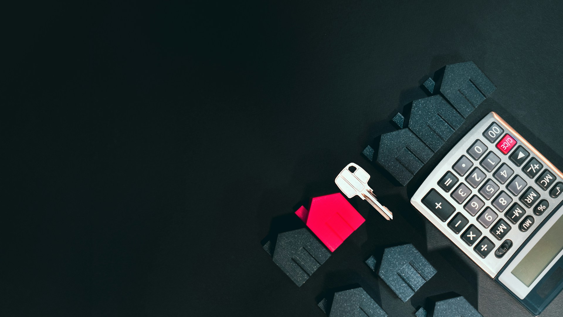 Schlüssel neben Taschenrechner