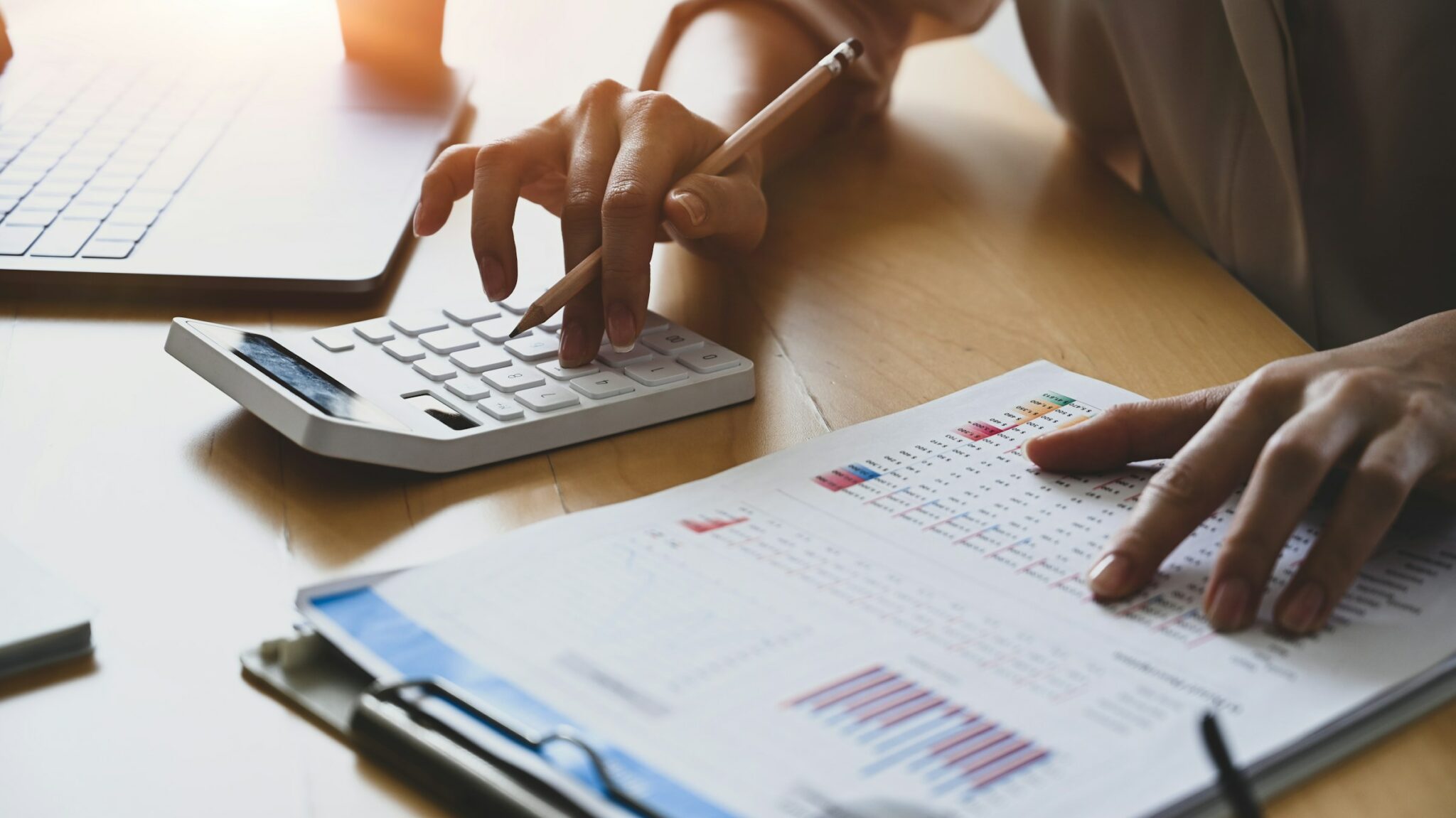 Taschenrechner neben Unterlagen mit Diagrammen