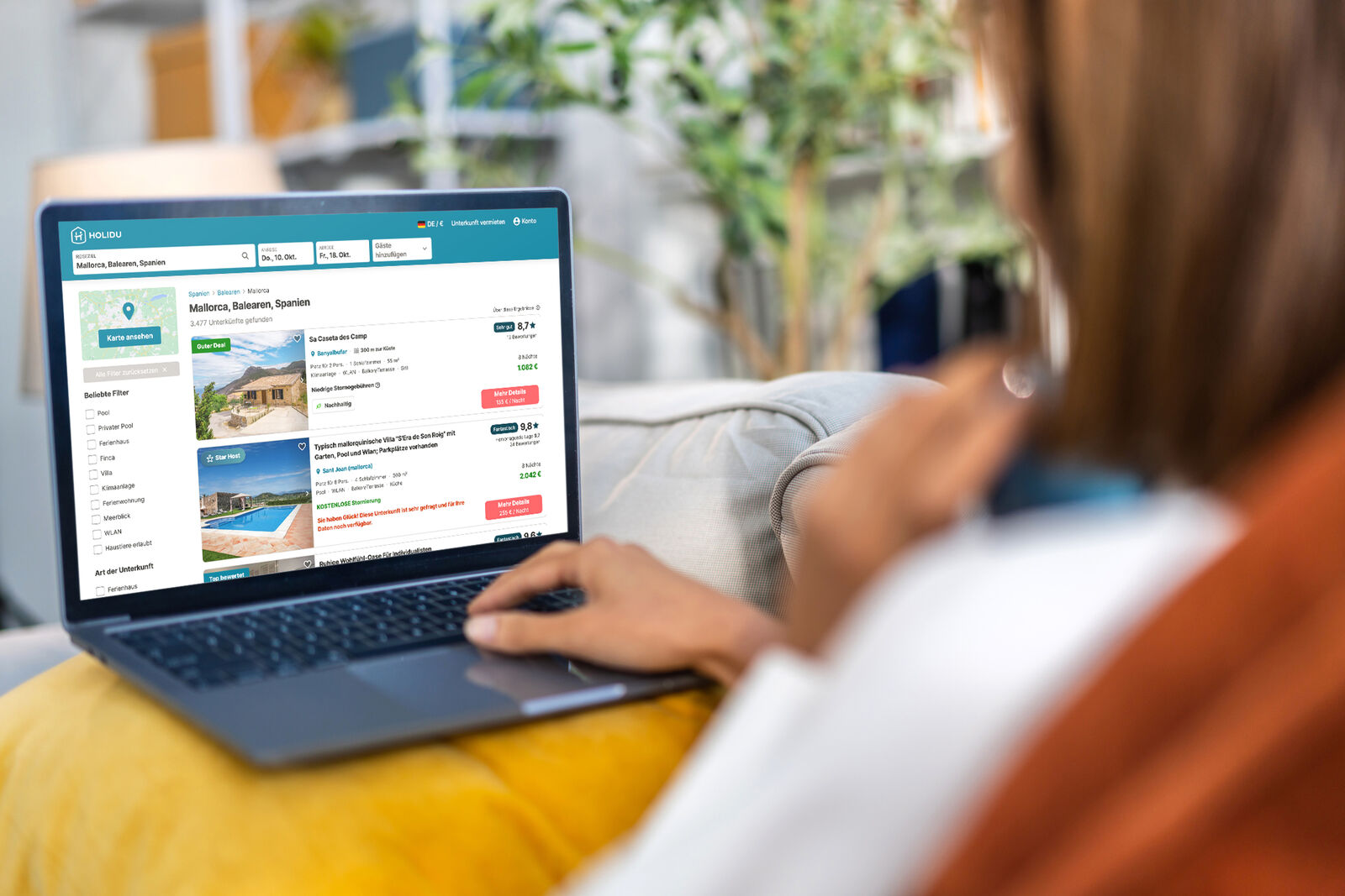 Person browsing Holidu's Webseite