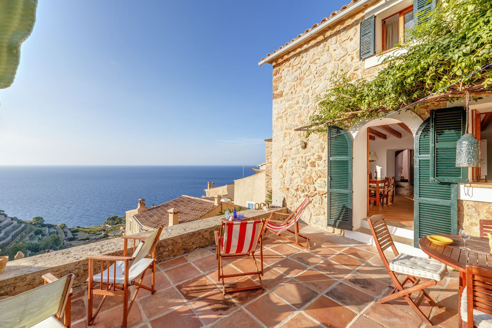Terrasse mit Blick auf das Meer und Liegestühle