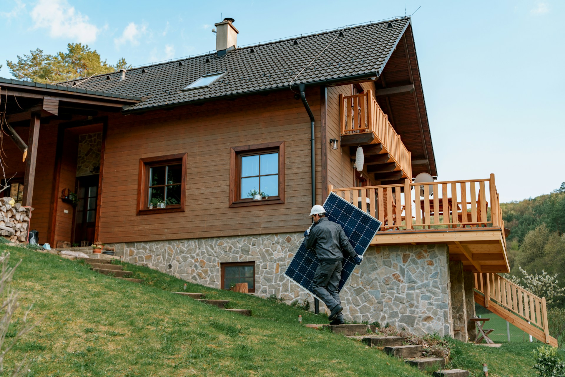 getty images unsplash Bauarbeiter trägt Solarpanel zu einem Haus