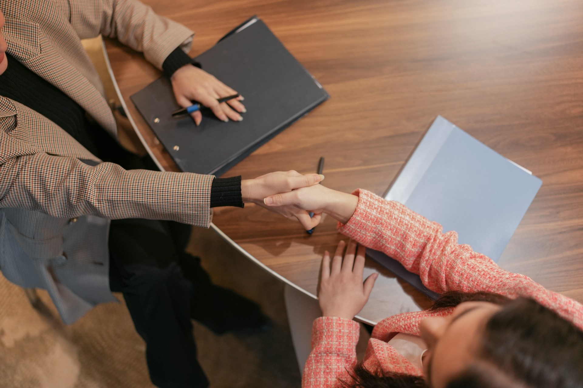 deux personnes qui viennent de signer un contrat
