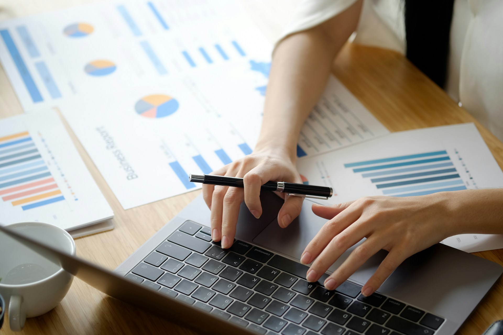 Fiscalité de la location saisonnière : LMNP ou SCI ? Ordinateur avec graph - choisir le bon avantage fiscal
