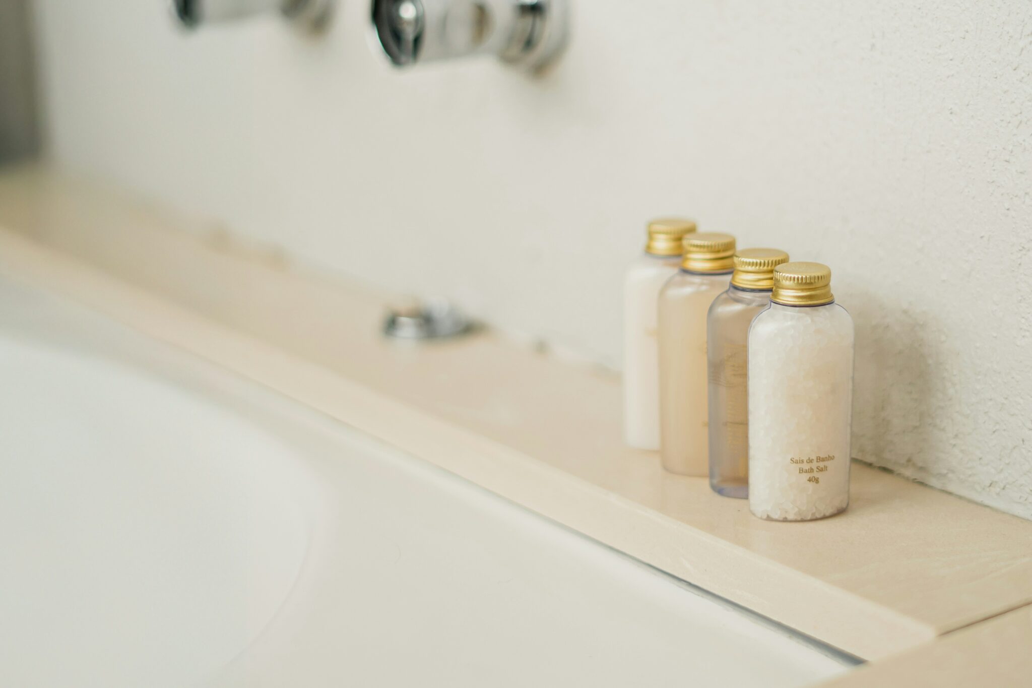 clara beatriz_unsplash Shampoo Flaschen auf Badewannenrand