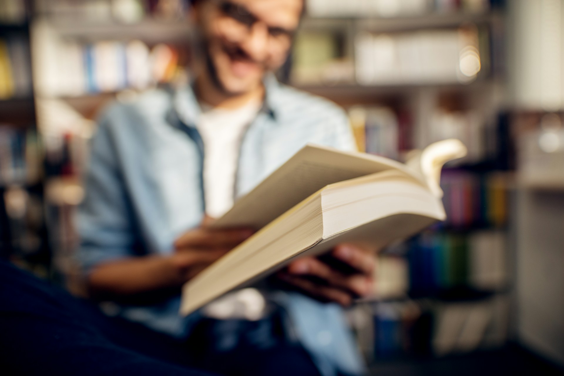getty-images-_j-mVww0Z34-unsplash (1) Person reading a guide to learn vacation rental terminology