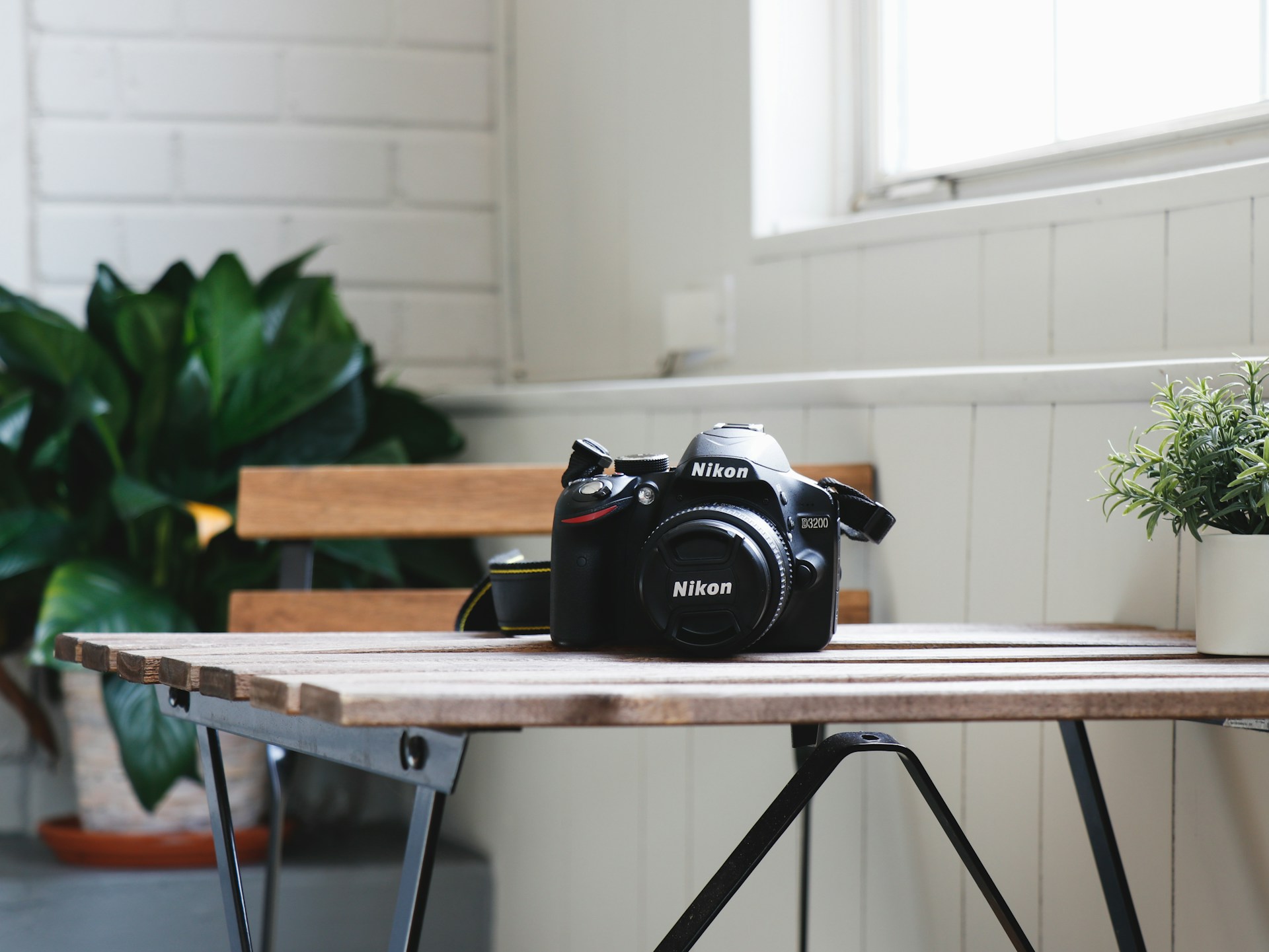 debby-hudson-iurN-q5hMqA-unsplash Nikon Kamera auf Tisch