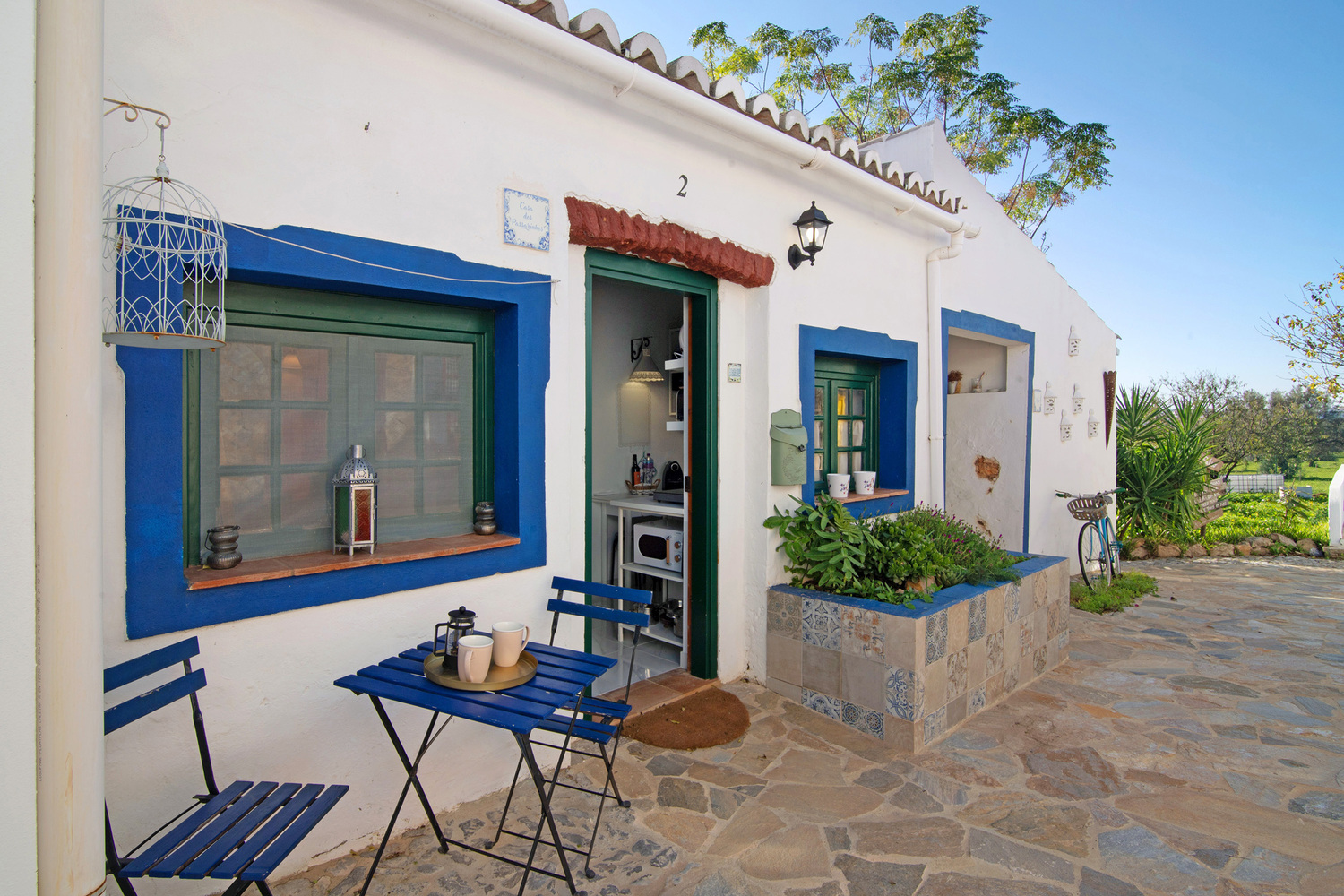 Holidu Home ID 51754318 Portugiesisches Häuschen mit blauem Tisch