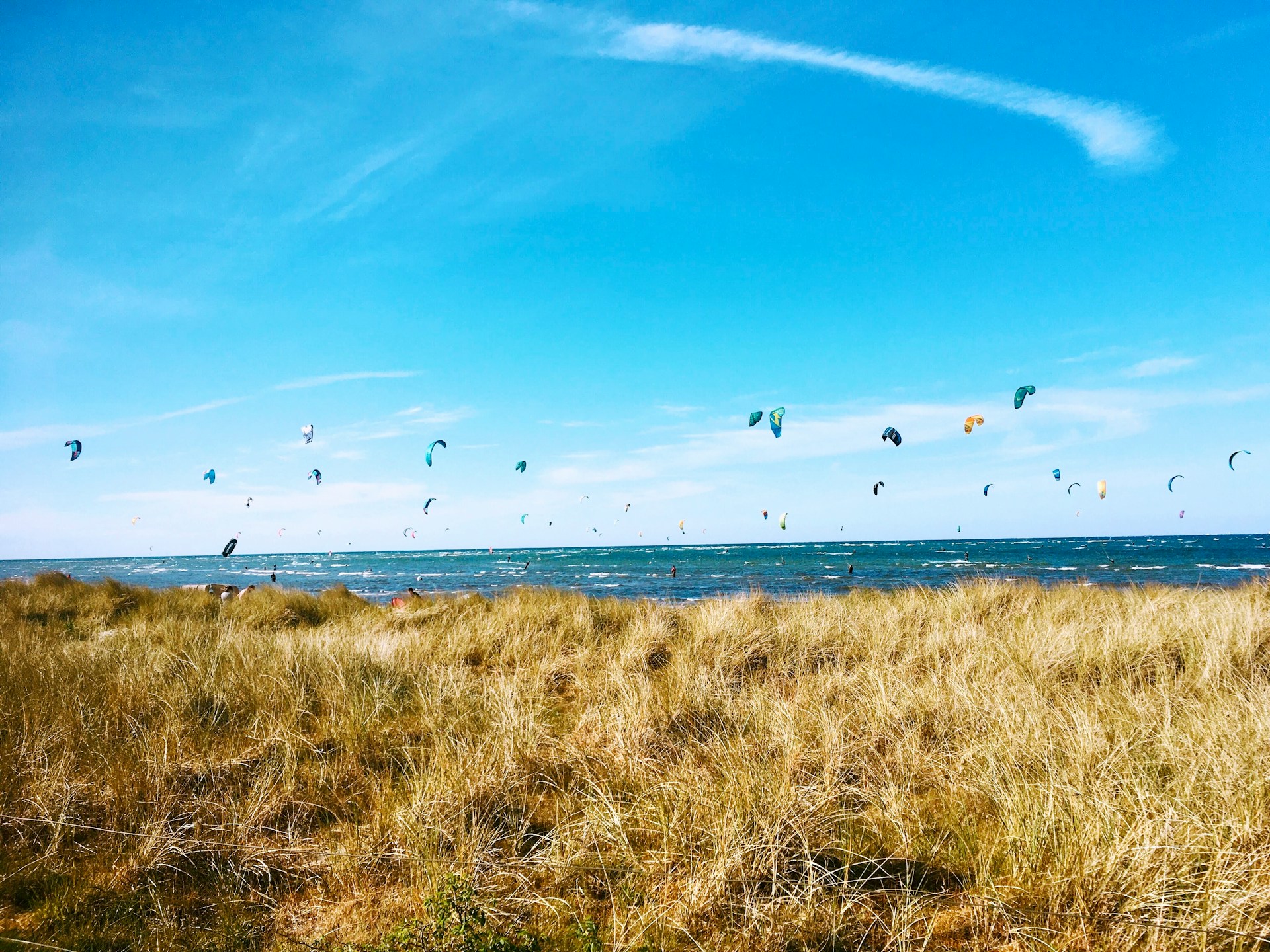 Fehmarn Stephen G. auf Unsplash german Island Fehmarn beach and kyte surfers