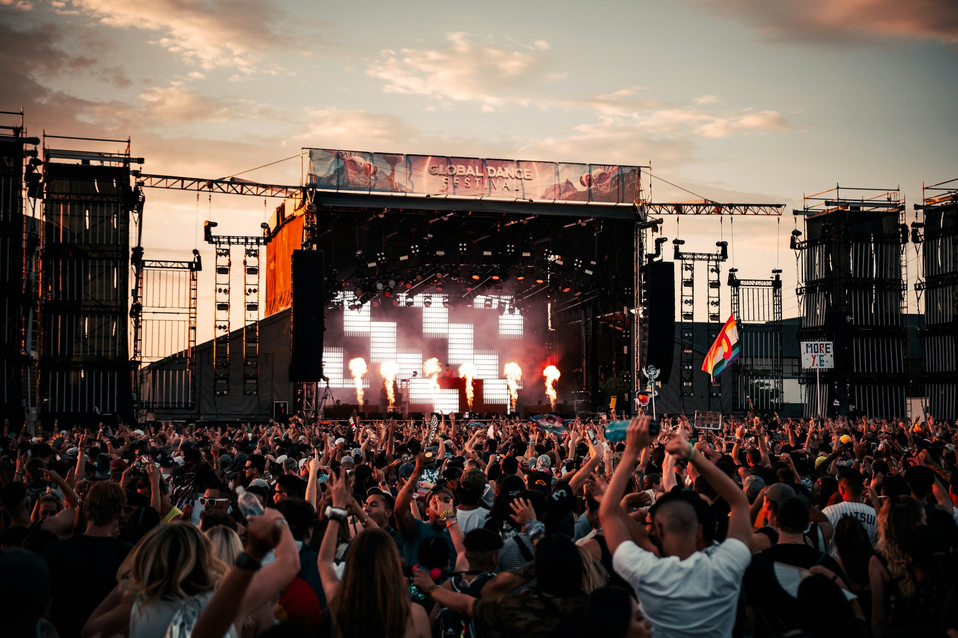 Festival Gäste bei Dämmerung vor Konzertbühne