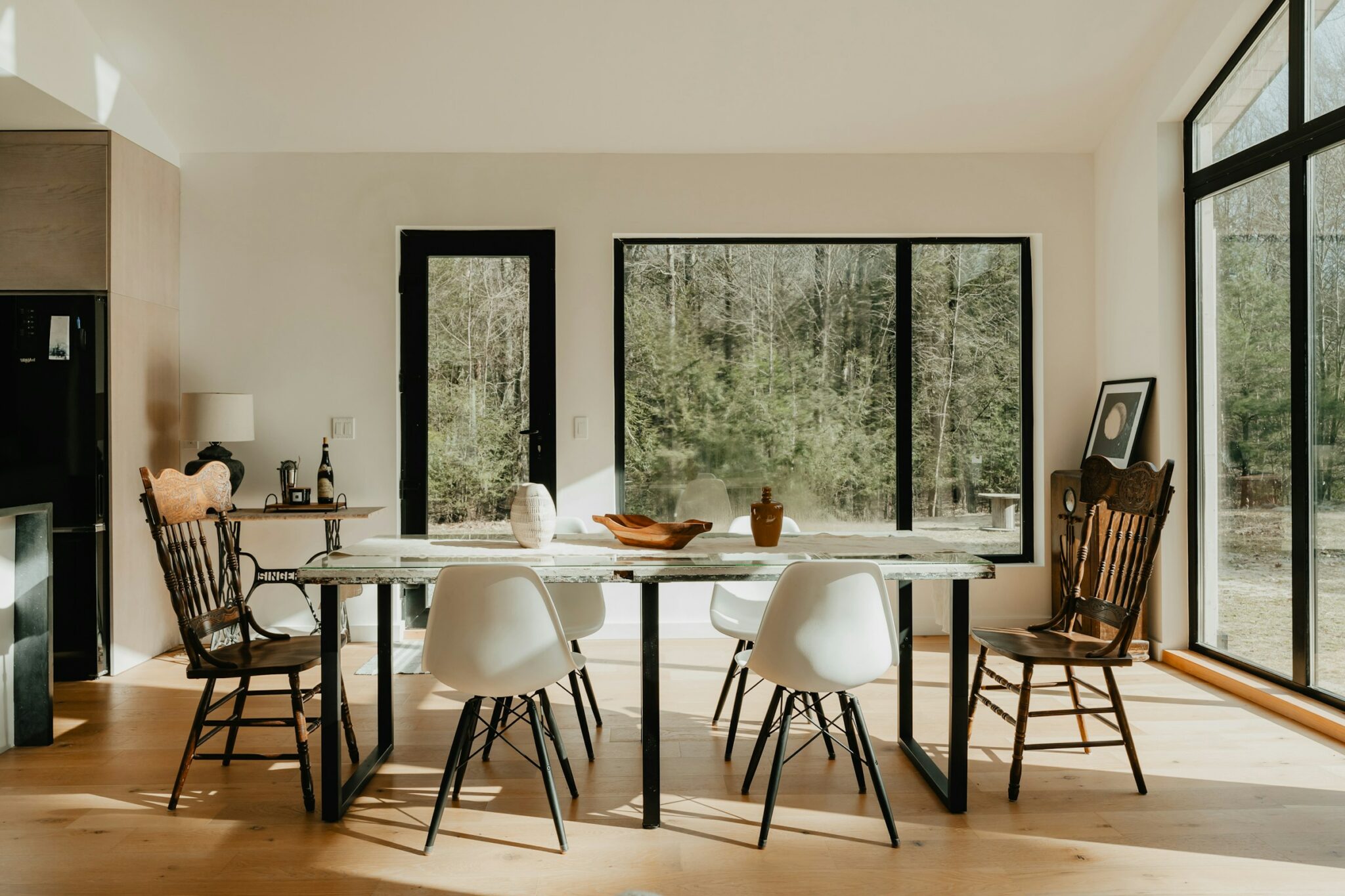 Dining Room Clay Banks auf Unsplash modern dining room