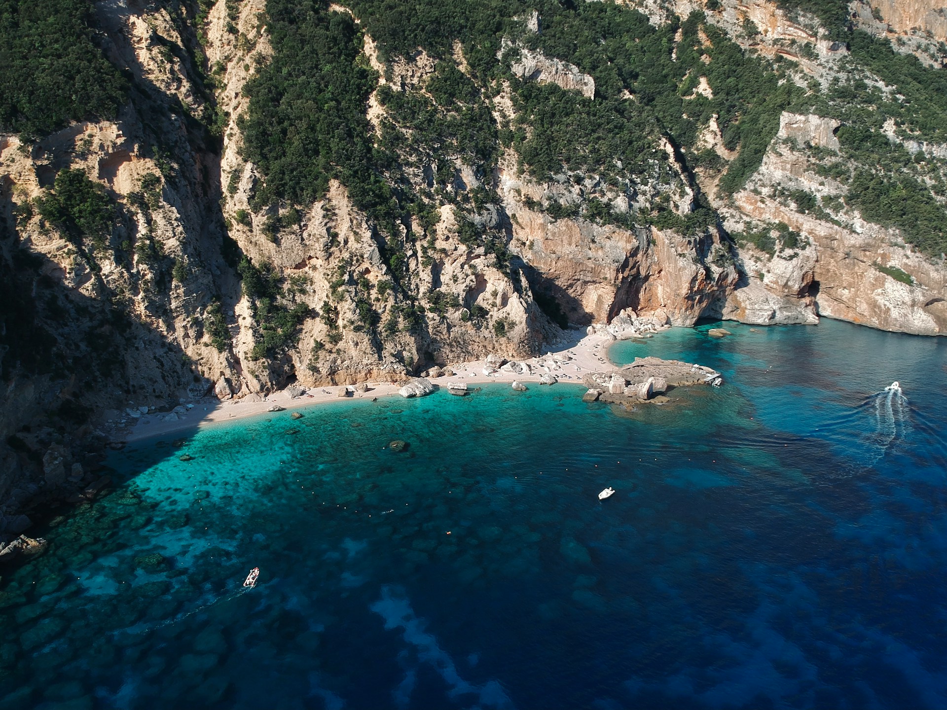 leon-rohrwild-h9Im6MP6628-unsplash (1) Cala Mariolu, Sardegna, Italy
