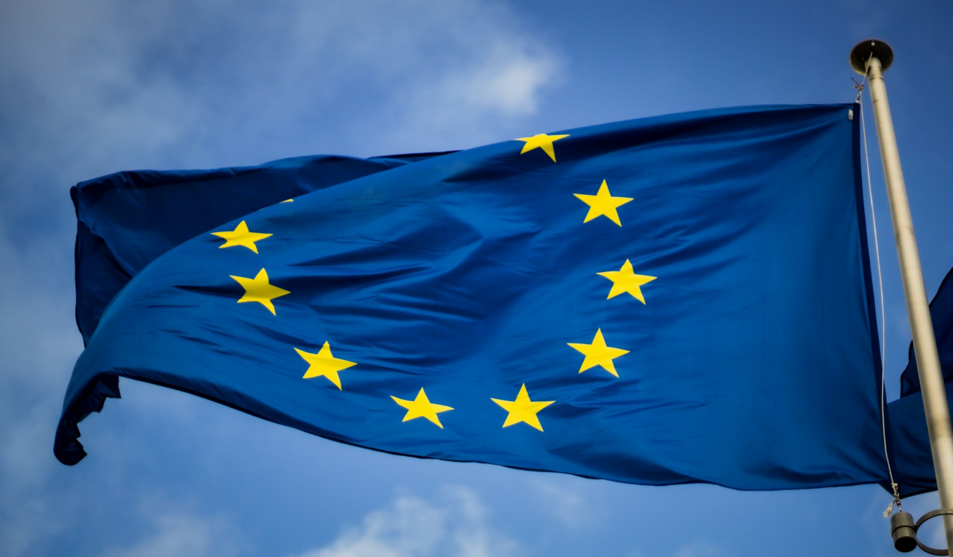EU Flagge vor blauem Himmel