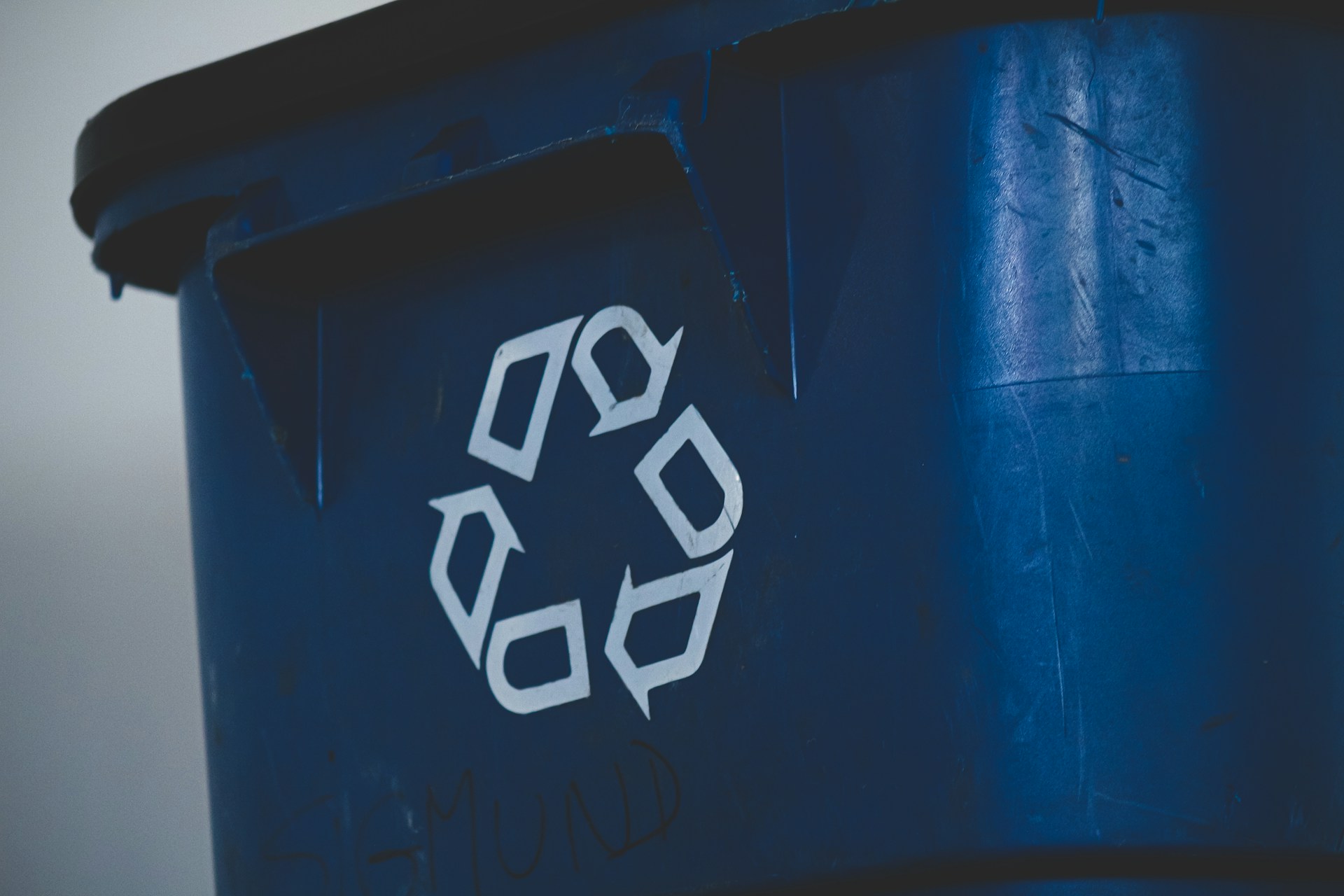 Recyclage et déchets dans votre location de vacances Logo recyclage sur poubelle bleu