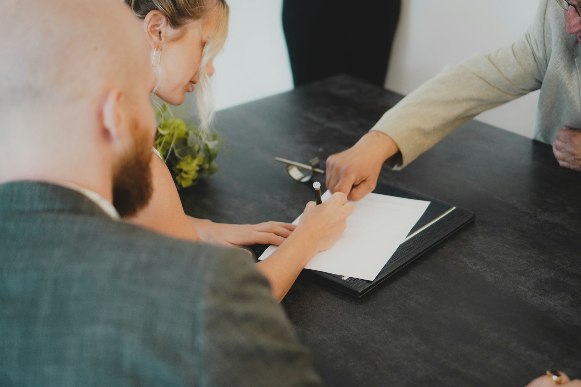 annika-wischnewsky-wNxbeoNUg_4-unsplash Sellers signing property purchase deeds during a notary meeting in Spain