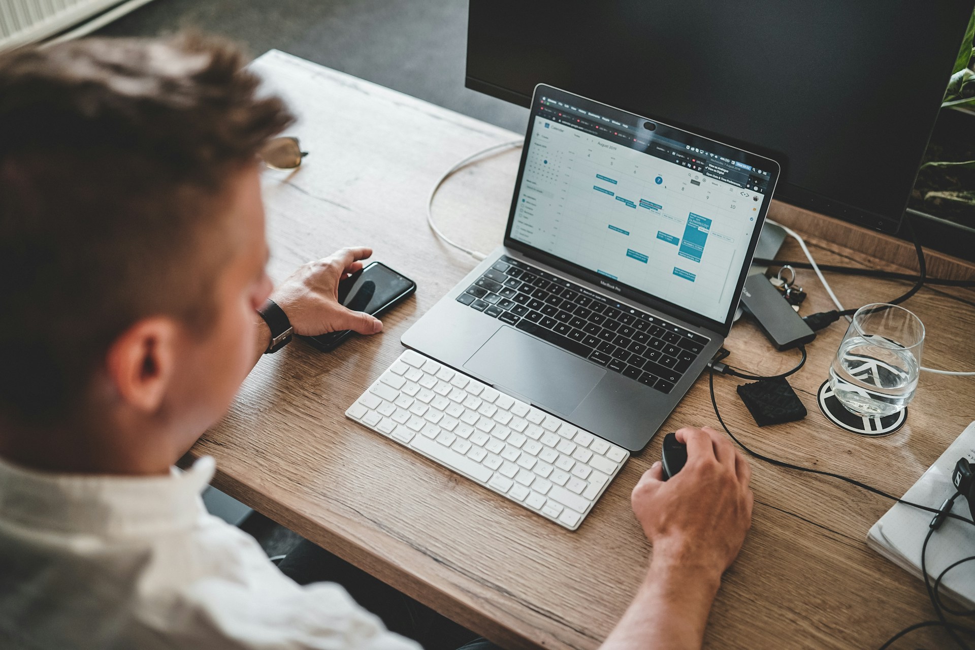 zan-lazarevic-AmEeEB1g3XQ-unsplash (1) Property manager using a laptop to view an online calendar schedule and manage bookings