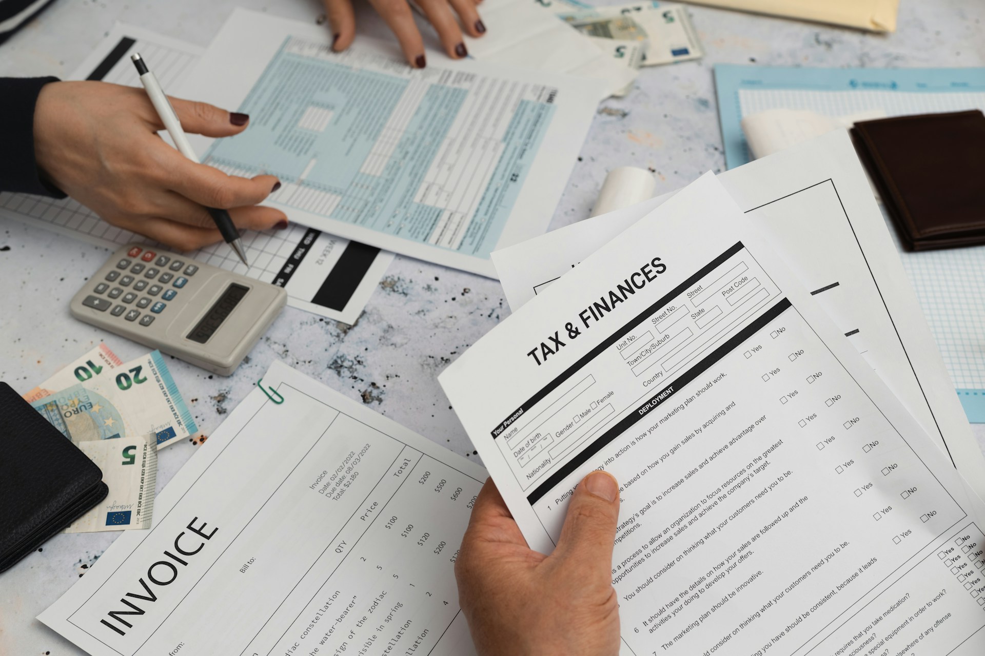 Impôt en Espagne : guide pour non-résidents Feuille sur un bureau pour faire les taxes