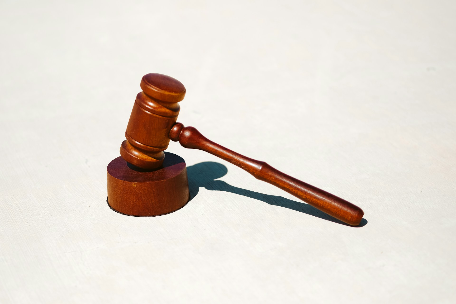 tingey-injury-law-firm-veNb0DDegzE-unsplash Richterhammer vor weißem Hintergrund