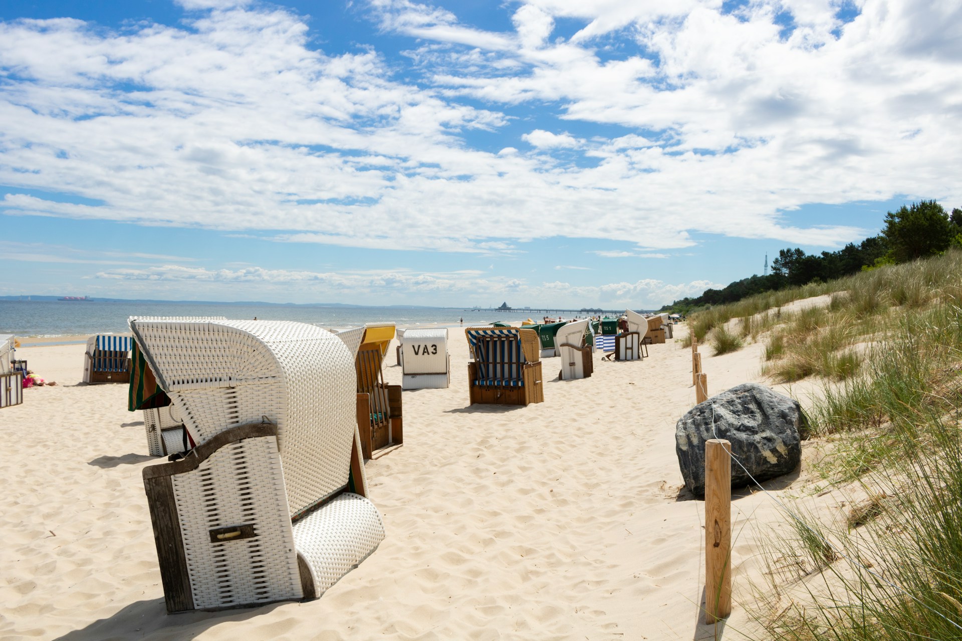 Stephan Glauner via Unsplash Strandkörbe am Strand