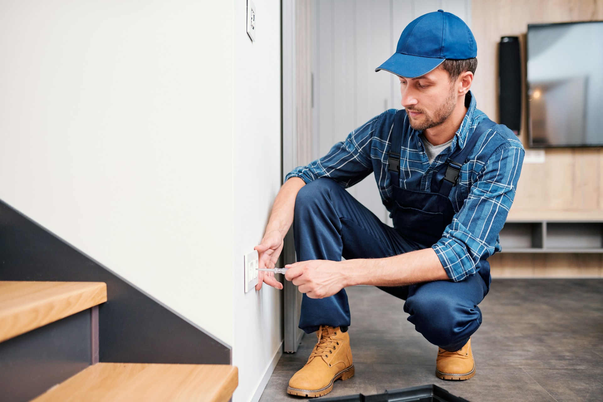 getty-images unsplash Handwerker schraubt an Steckdose in Haus