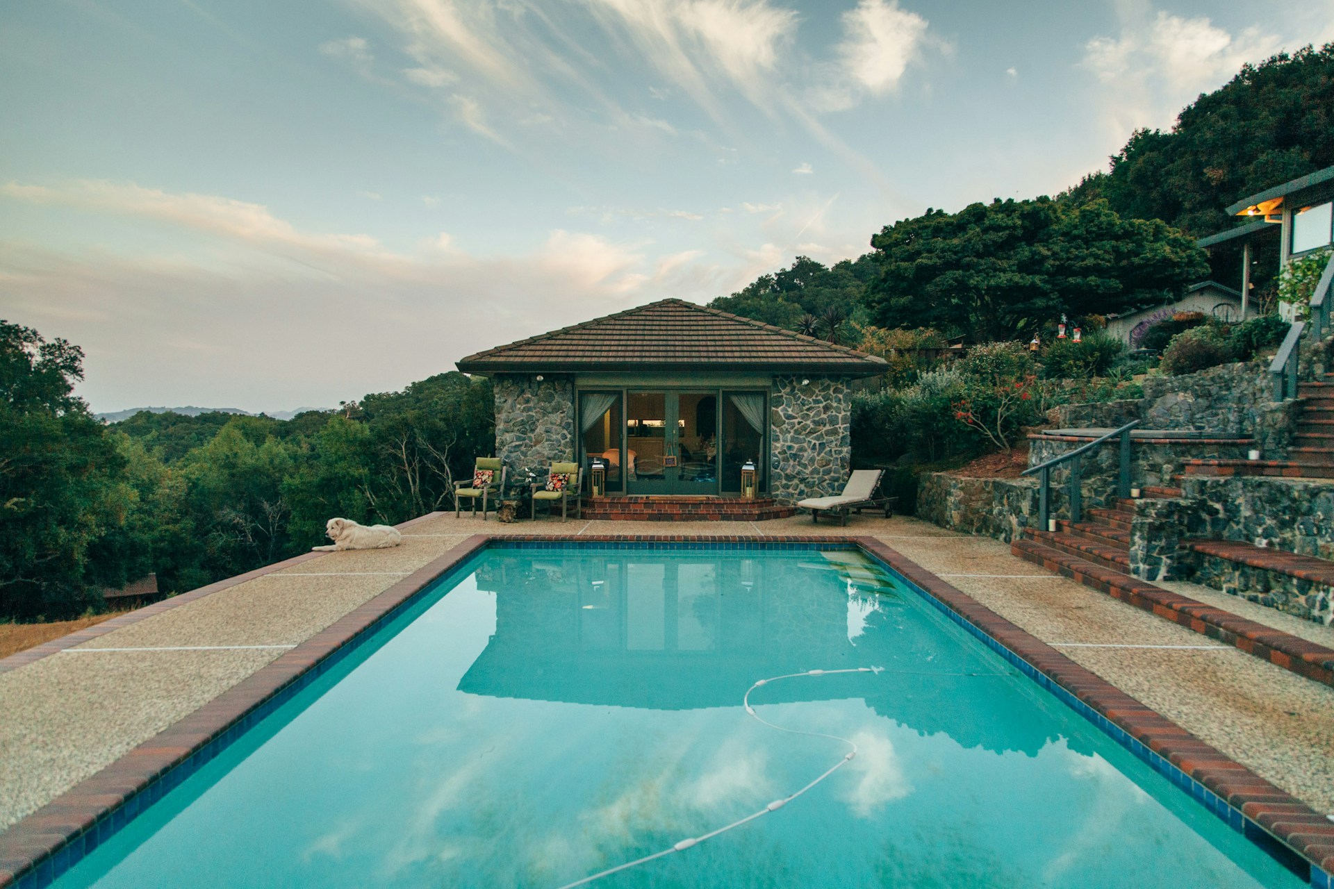 jesse-gardner-OwWbUOIbhDY-unsplash Ferienhaus mit Pool auf einem Berg