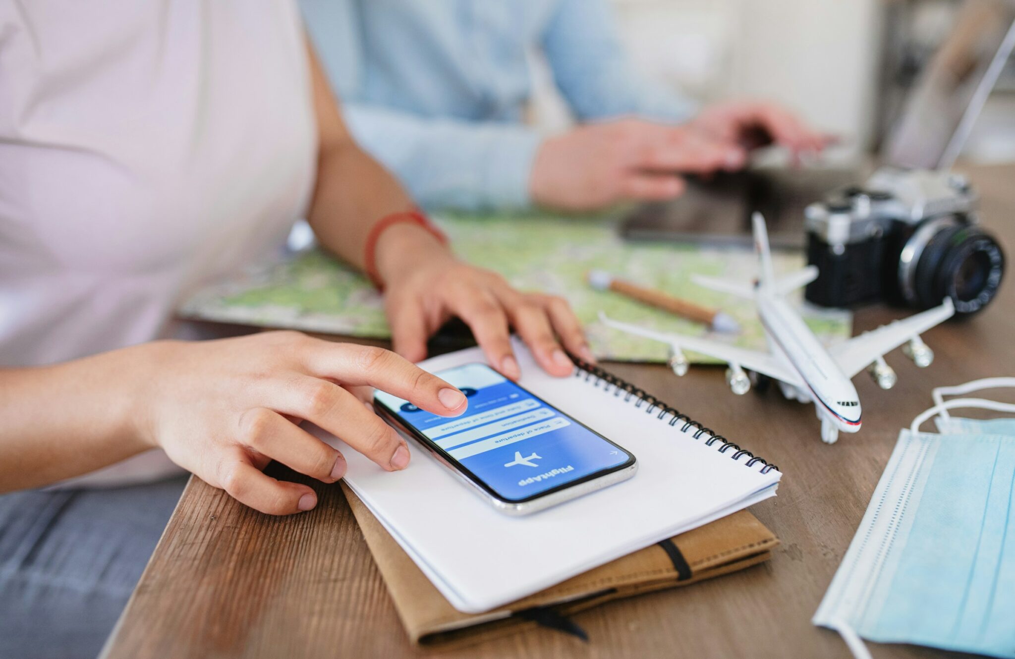 getty-images-FnfvMLhbOvc-unsplash Person tippt auf Smartphone App
