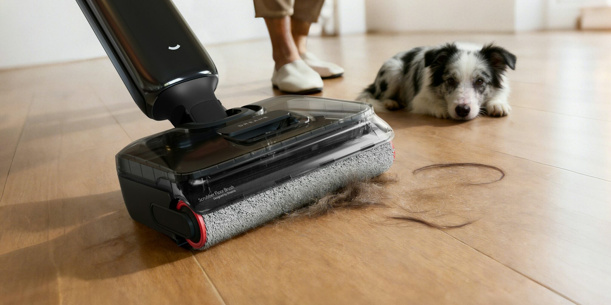 dreame-vacuum-cleaner-sXD3lTZwGJU-unsplash (1) Staubsauger, der Tierhaare aufsaugt und Hund liegt daneben