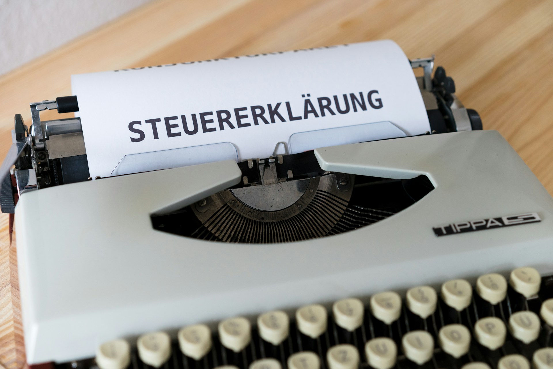 markus-winkler-yp02E31eH4I-unsplash Schreibmaschine aus der an Blatt mit dem Titel Steuererkläung rauskommt