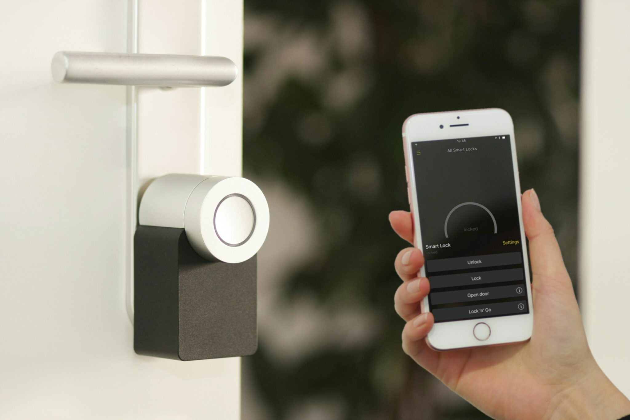 sebastian-scholz-nuki-IJkSskfEqrM-unsplash (1) Smartphone mit App neben Smartlock