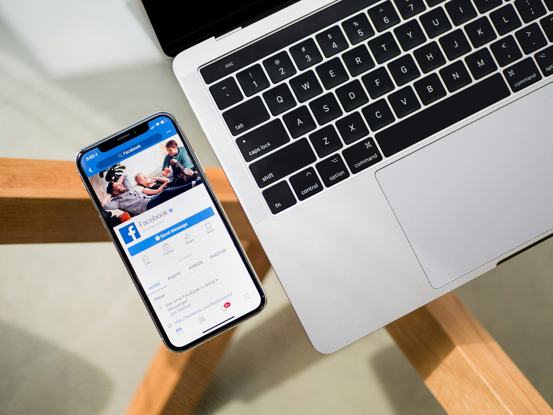 timothy-hales-bennett-unsplash Smartphone mit Facebook App liegt neben Laptop
